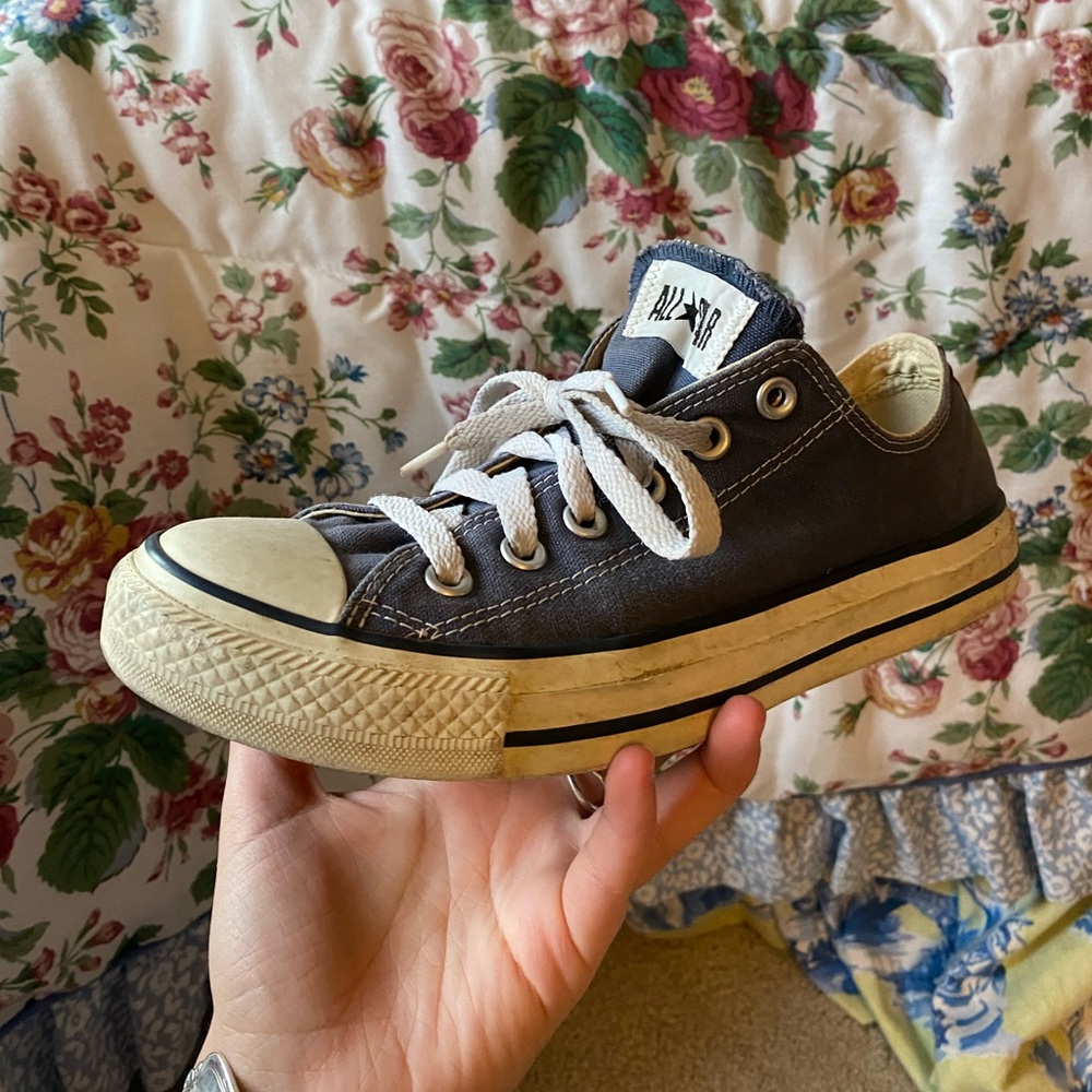 women’s 8 navy converse